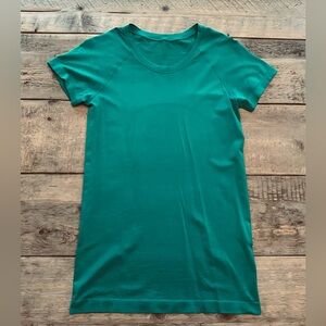 Lululemon Swiftly Tech Short Sleeve Shirt in Cascadia Green hip length Sz 6